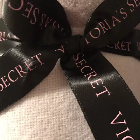 Victoria's secret throw Blanket 40x60 - Picture 3 of 4